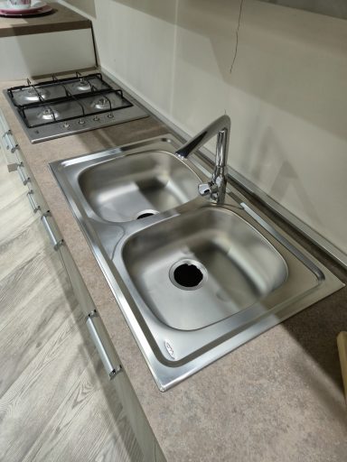 RVS spoelbak met 2 spoelbakken en kraan detail Ar-Tre Idea links 360x60 grijze iep en grafiet 3995 euro AR 4591