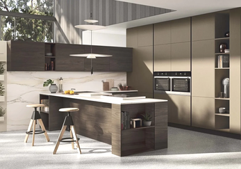 Moderne Italiaanse designkeuken met kookeiland in donker hout en lichte werkbladen Moderne Italiaanse designkeuken met kookeiland in donker hout en lichte werkbladen