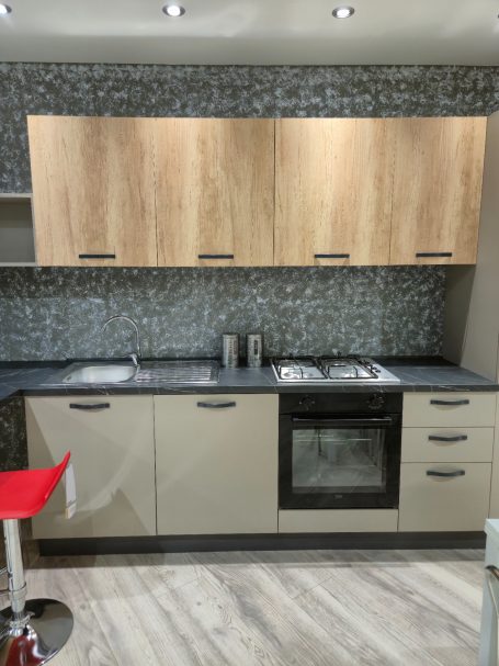 Modern design met een stijlvolle twist Moderne keuken met houten kasten en zwarte werkbladen, voorzien van een fornuis en spoelbakken.