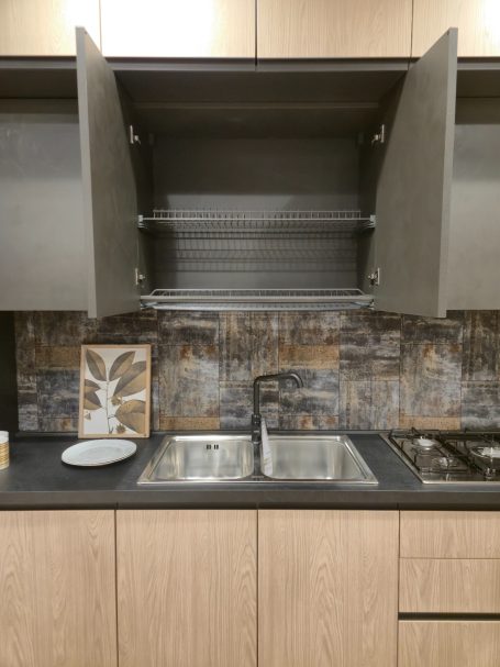 Pure luxe in perfect design Moderne keuken met open kast, spoelbak en gasfornuis, voorzien van betonachtige afwerking.
