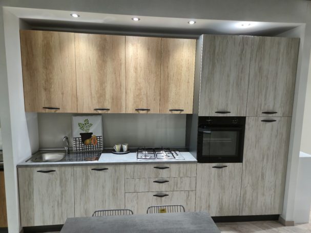 Modern keuken met houten kasten, inbouwoven en kookplaat. Minimalistisch en functioneel.