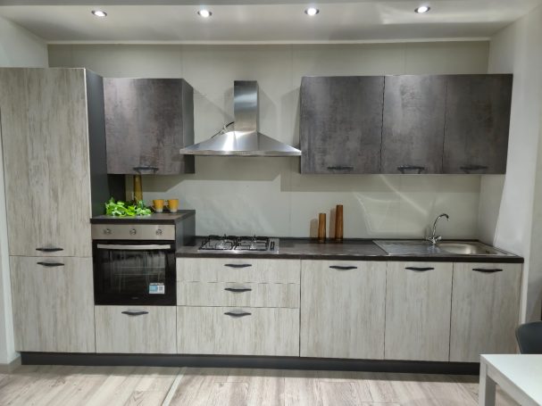 Moderne, lichte keuken met een oven, fornuis en houten accenten.