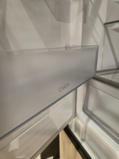 Pure luxe in perfect design Een doorzichtige lade met het label "Oven" in een koelkast.