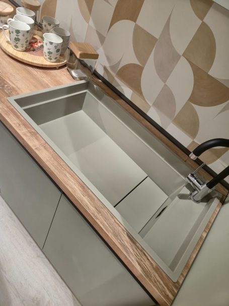 Moderne matgroene keuken Moderner keuken met een houten werkblad en een grote, lege spoelbak.