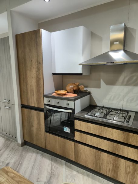 Natuurlijke warmte in modern design Moderne keuken met houten kasten, oven en gaskookplaat.