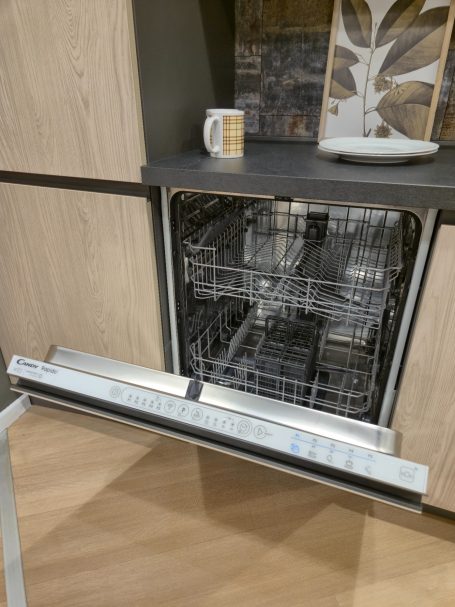 Pure luxe in perfect design Ingebouwde vaatwasser met open deur en lege manden in een moderne keuken.