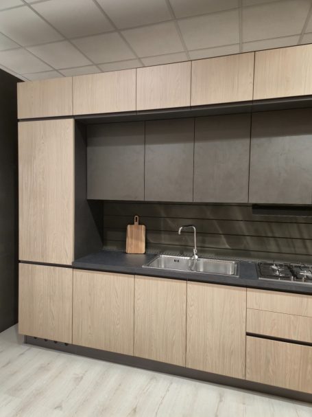 Pure luxe in perfect design Moderne keuken met houten kastjes, een gootsteen en een fornuis.