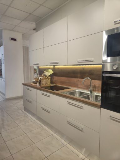 Moderne keuken met lichtgekleurde kasten en een dubbele spoelbak.