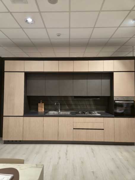 Pure luxe in perfect design Moderne keuken met lichte houten kasten en een donkere aanrecht.